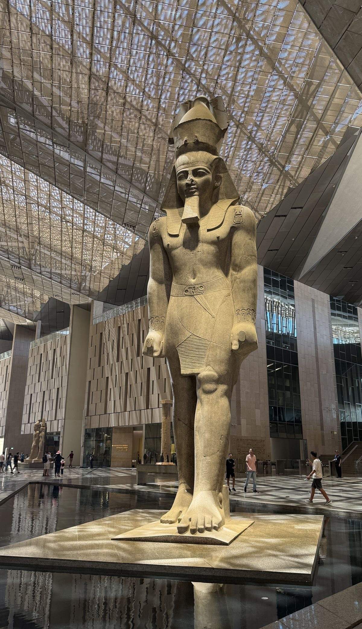 La statue colossale de Ramsès II dans le hall moderne et élevé du Grand Musée Égyptien (GEM) à Gizeh