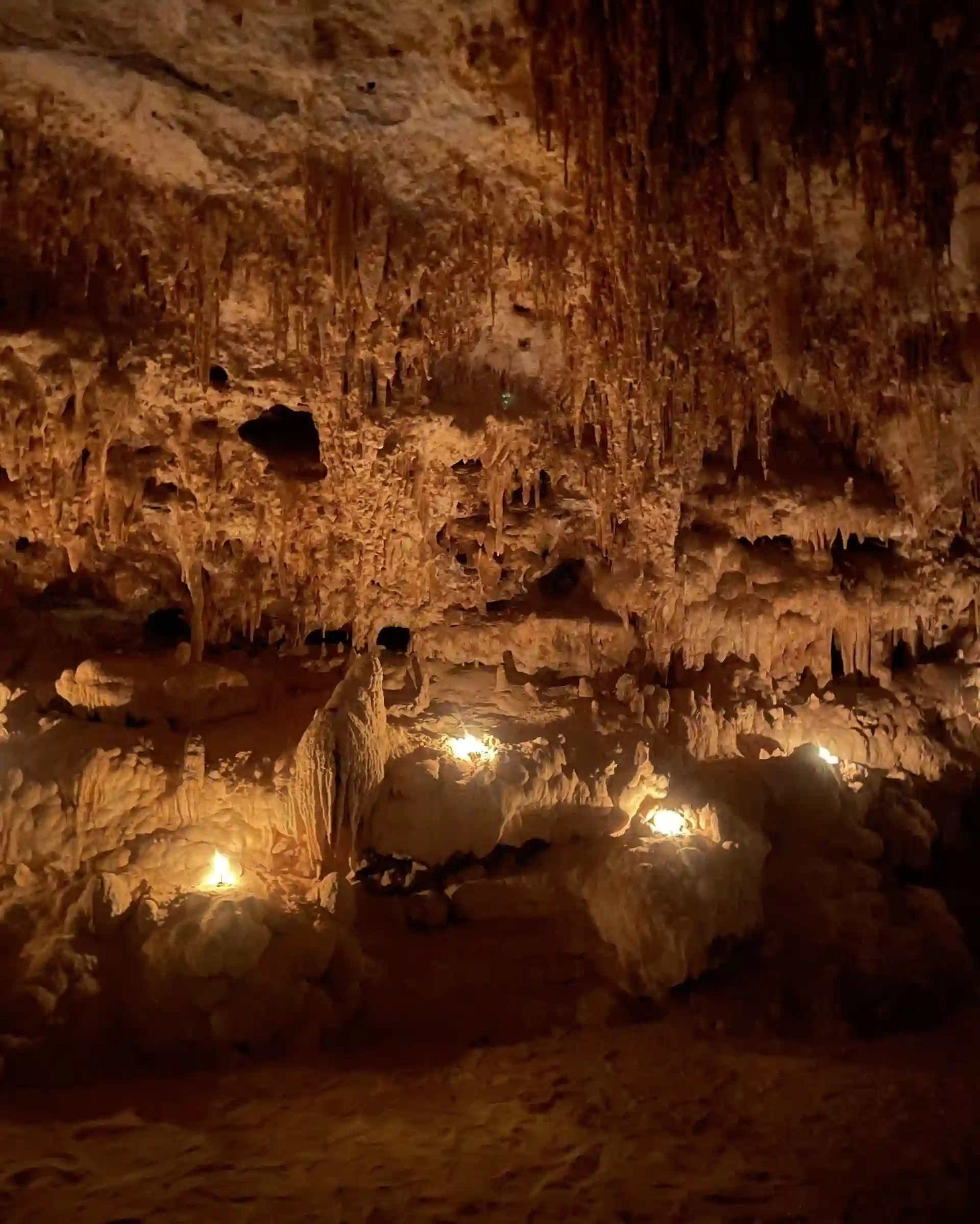 Galerie intérieure magnifiquement éclairée à l'intérieur de la grotte de Djara