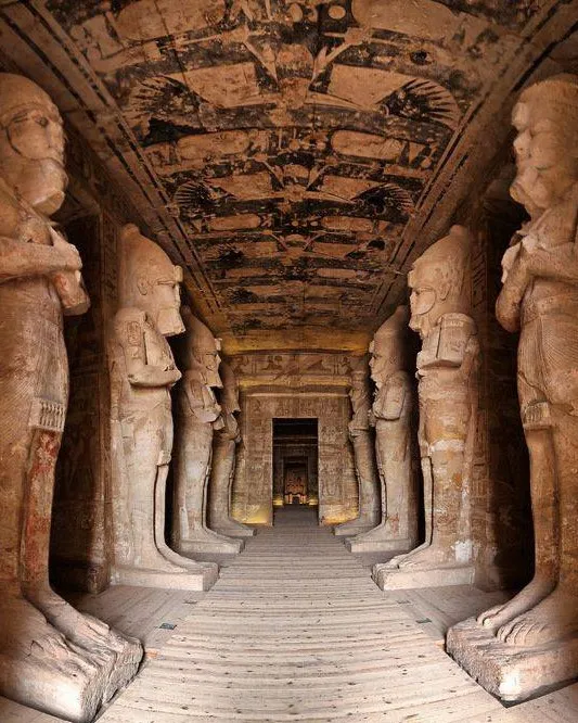 La salle à l'intérieur du Grand Temple d'Abou Simbel