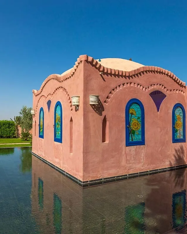 Villa boutique à dôme avec fenêtres cintrées bleues dans le village de Tunis
