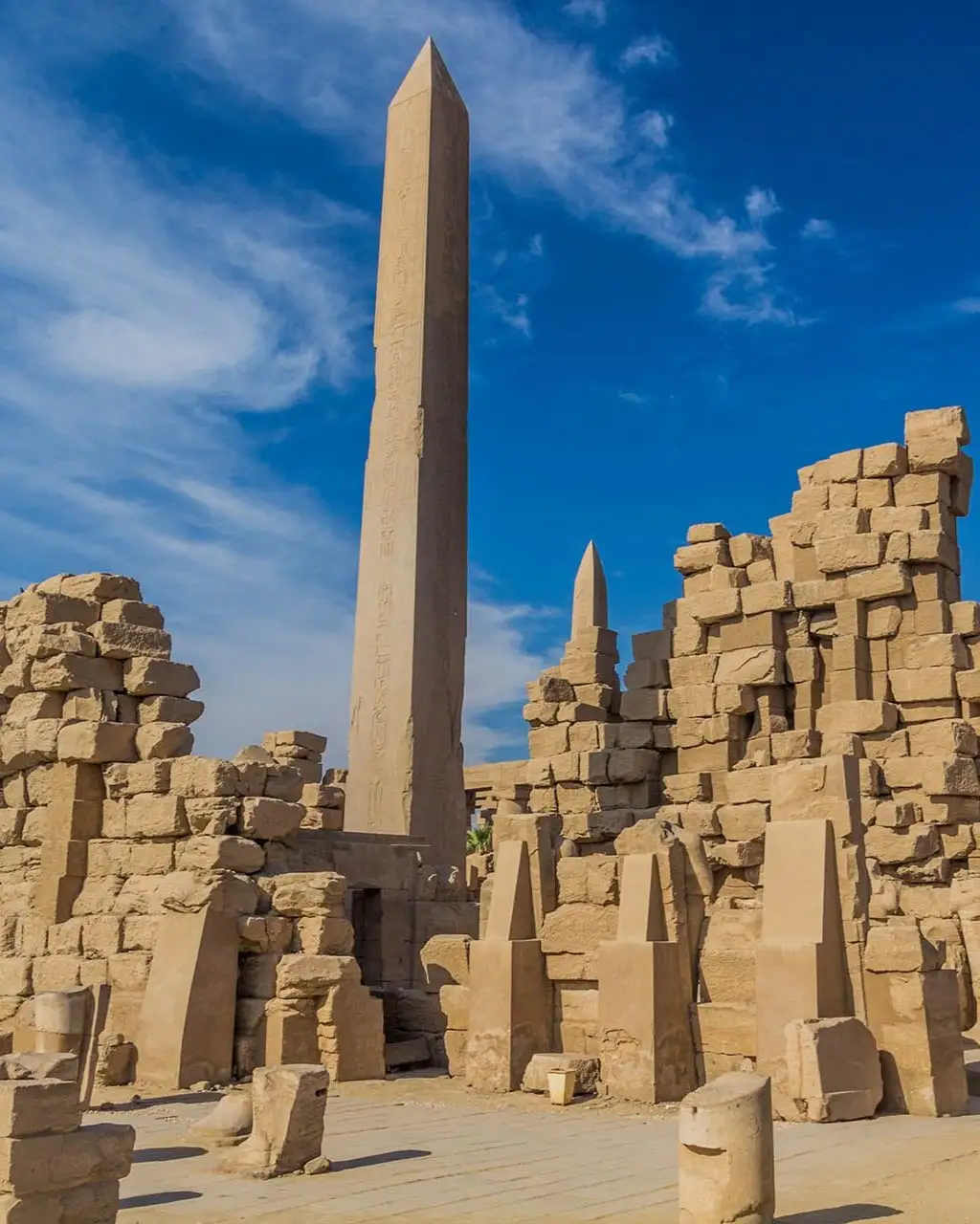 L'obélisque de granit d'Hatchepsout au milieu des murs en ruine de pierre du temple de Karnak