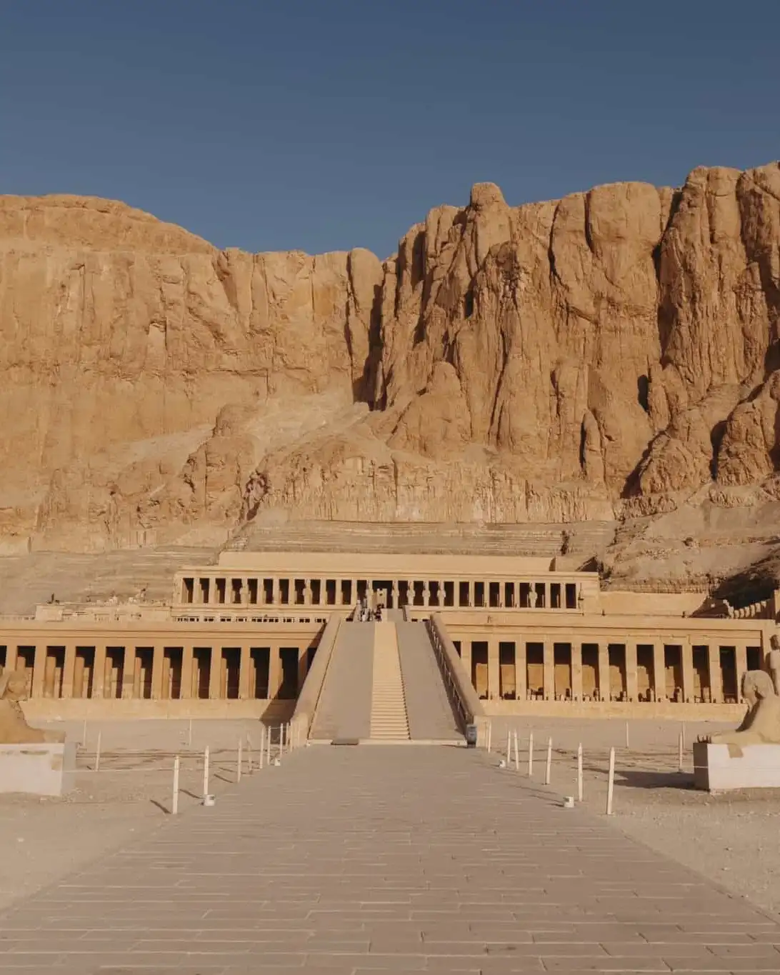 Le temple funéraire symétrique à plusieurs niveaux d'Hatchepsout
