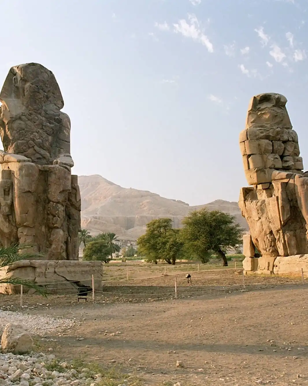 Les deux colosses de Memnon, en pierre jumelle et fortement érodée