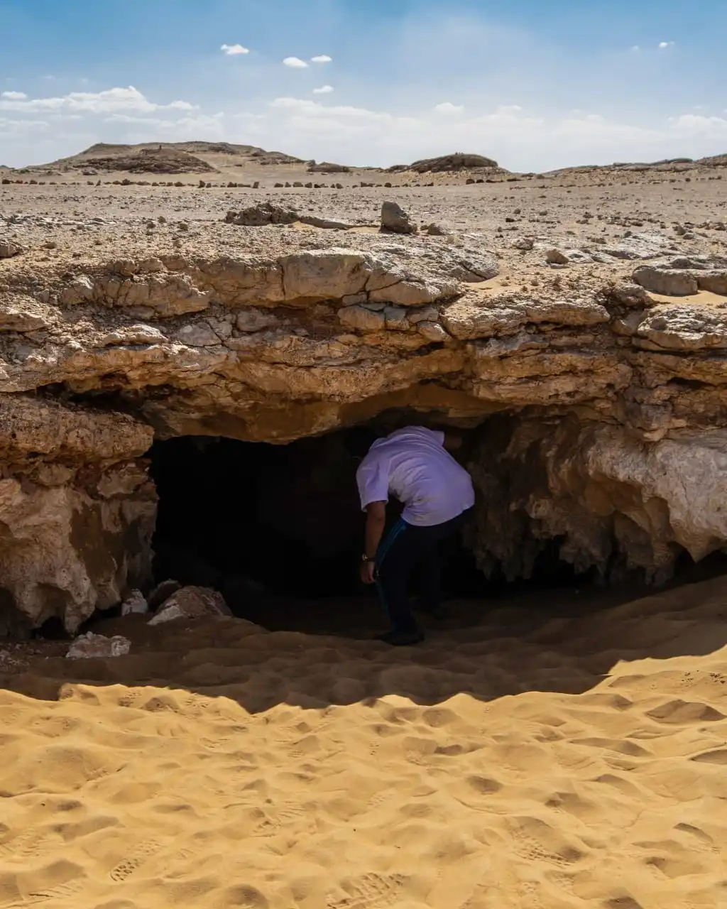 L'entrée extérieure au niveau du sol de la grotte de Djara