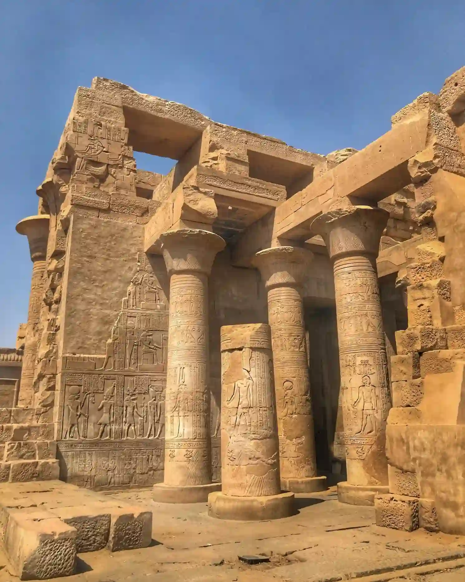 Ruines de la salle hypostyle du temple de Kom Ombo
