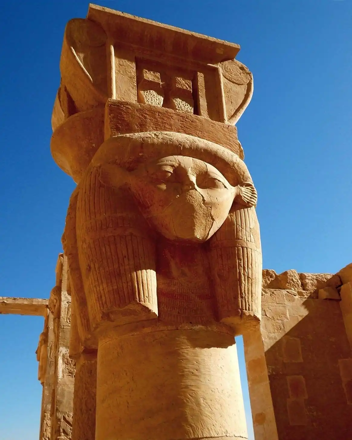 Le visage de la déesse Hathor aux oreilles de vache