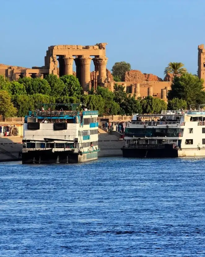 Des bateaux de croisière sur le Nil ont accosté en contrebas de l'ancien temple de Kom Ombo