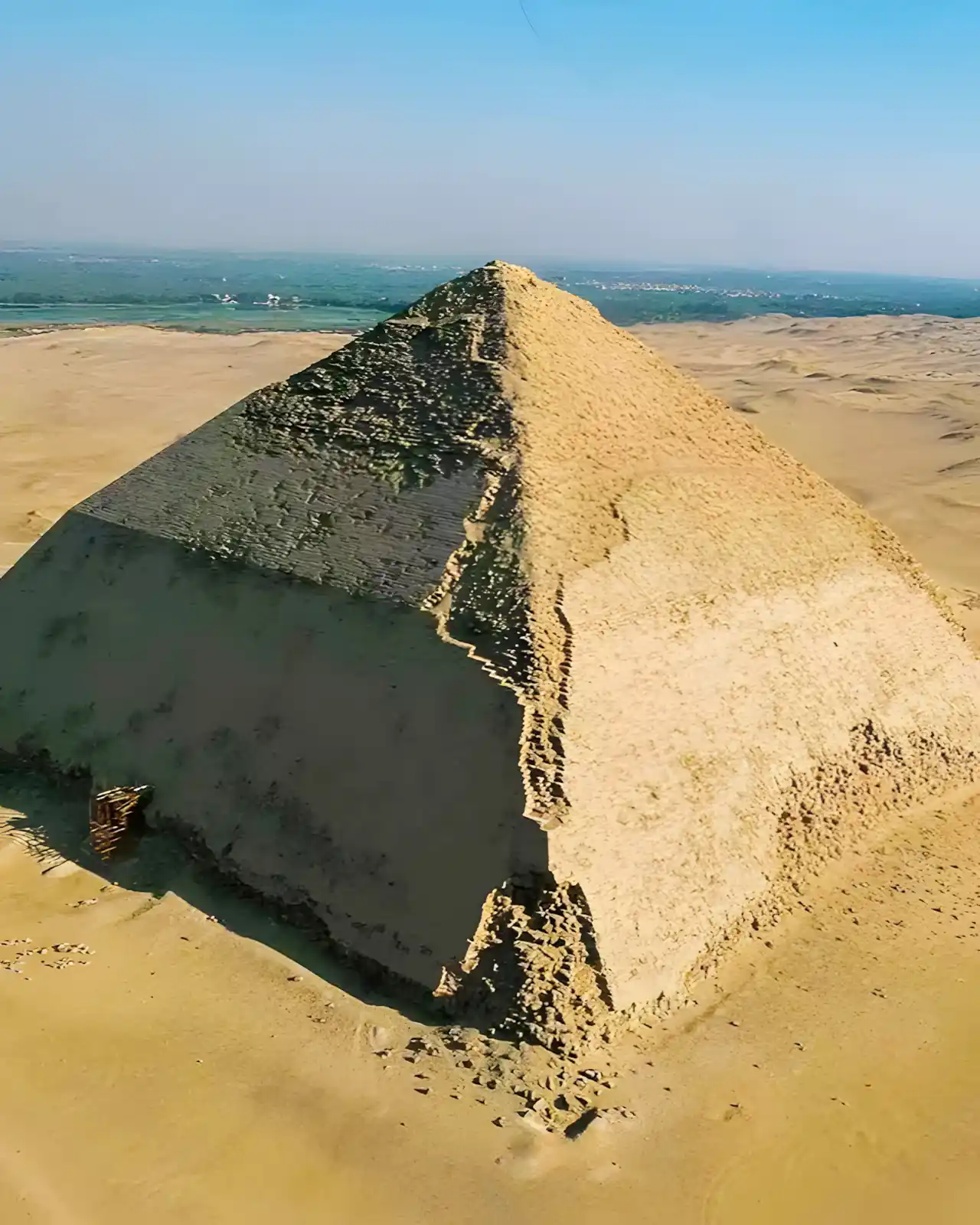 Pyramide rhomboïdale à deux niveaux dans la nécropole royale de Dahchour