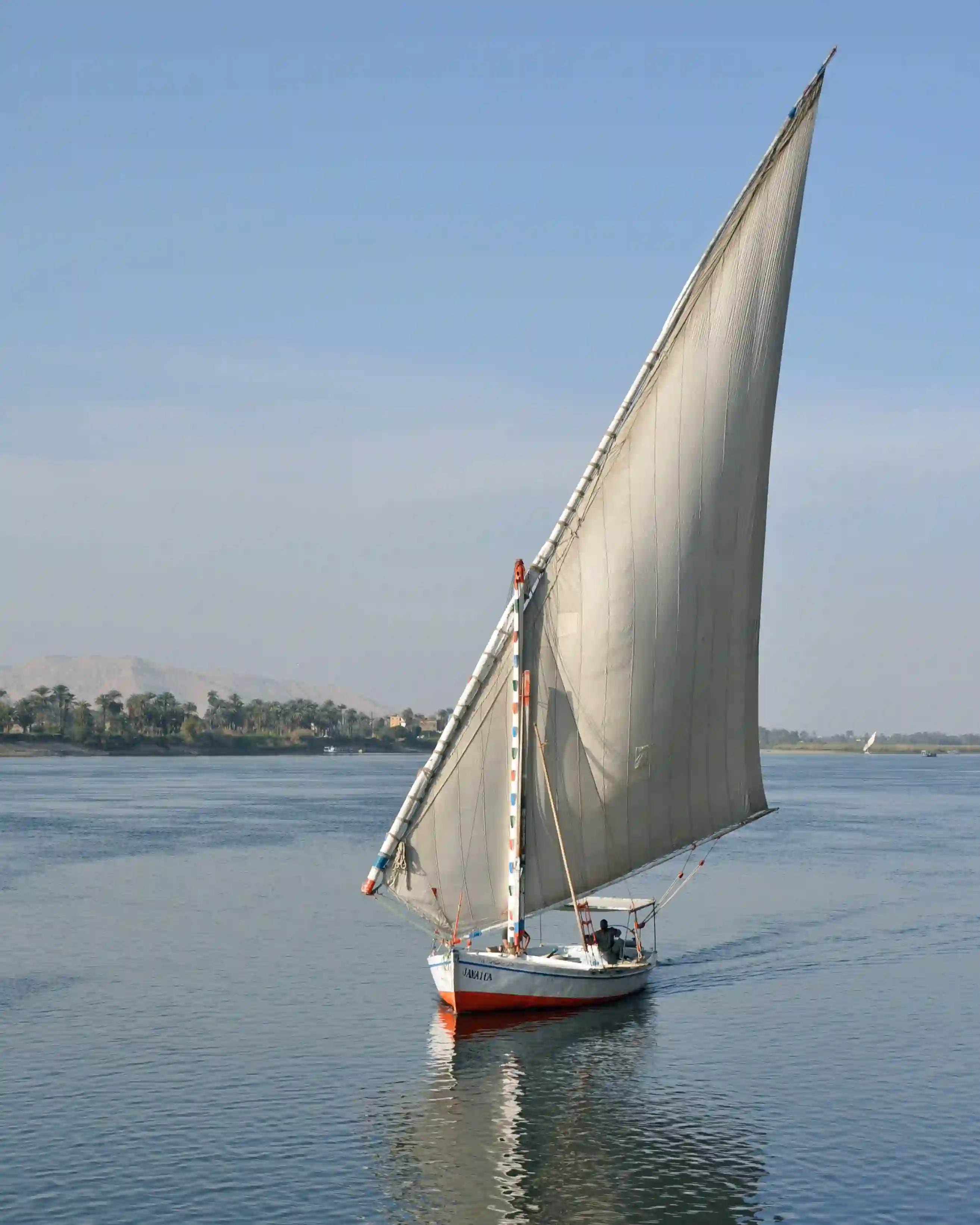 Une felouque traditionnelle glissant sur le Nil