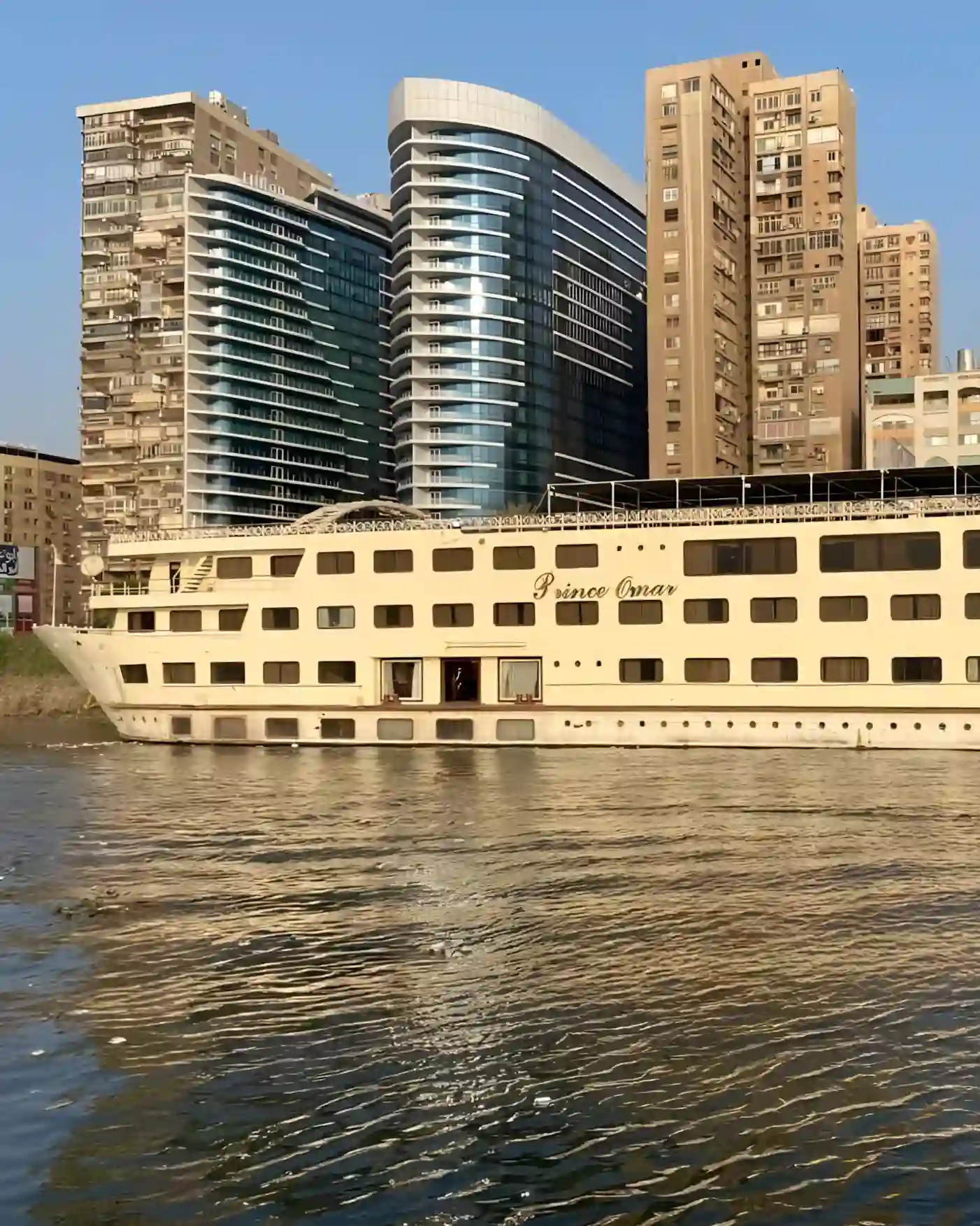 Un bateau de divertissement amarré le long de la corniche de Maadi sur le Nil, au Caire