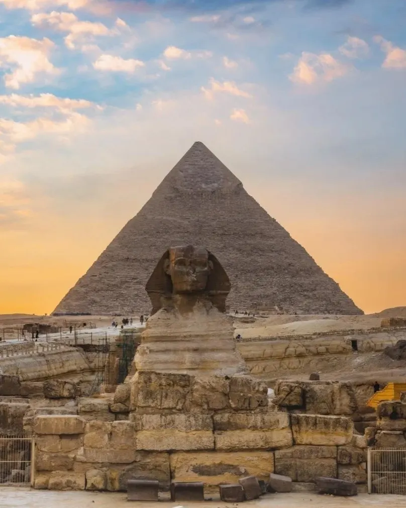Le Grand Sphinx de Gizeh se dresse devant la pyramide de Khéphren.