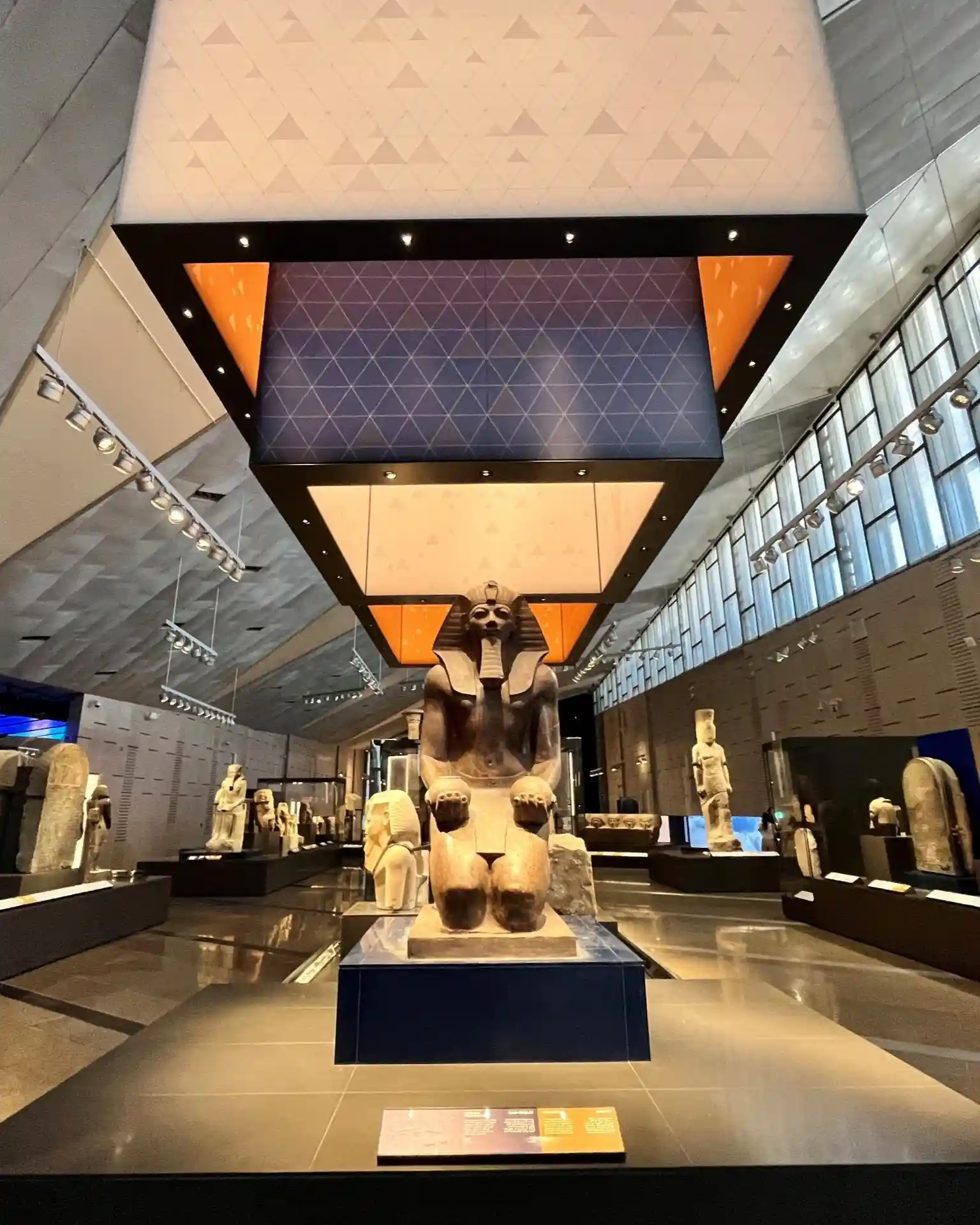 Salle d'exposition de la galerie à l'intérieur du Grand Musée Égyptien (GEM)