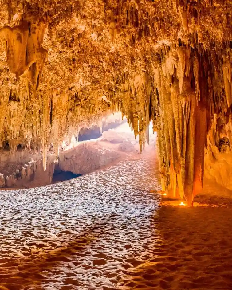 La chambre principale intérieure de la grotte de Djara