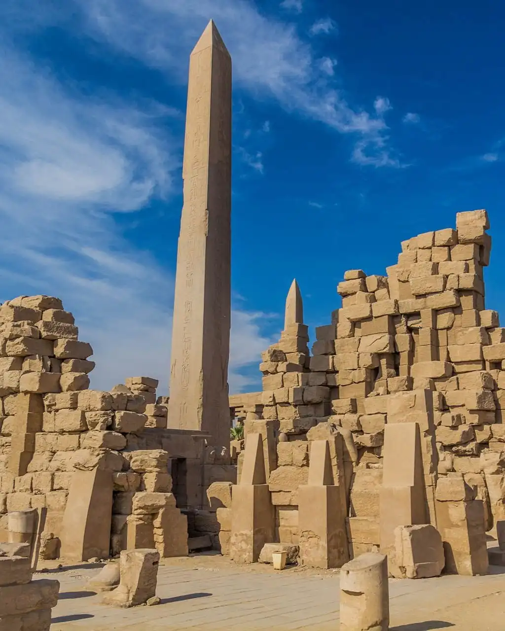 Une imposante pierre ancienne dans le temple de Karnak