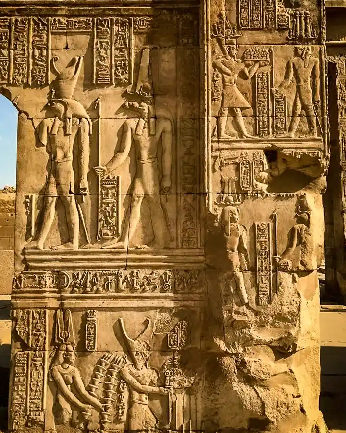 Sculptures de l'Égypte antique représentant Horus, Sobek et des inscriptions hiéroglyphiques