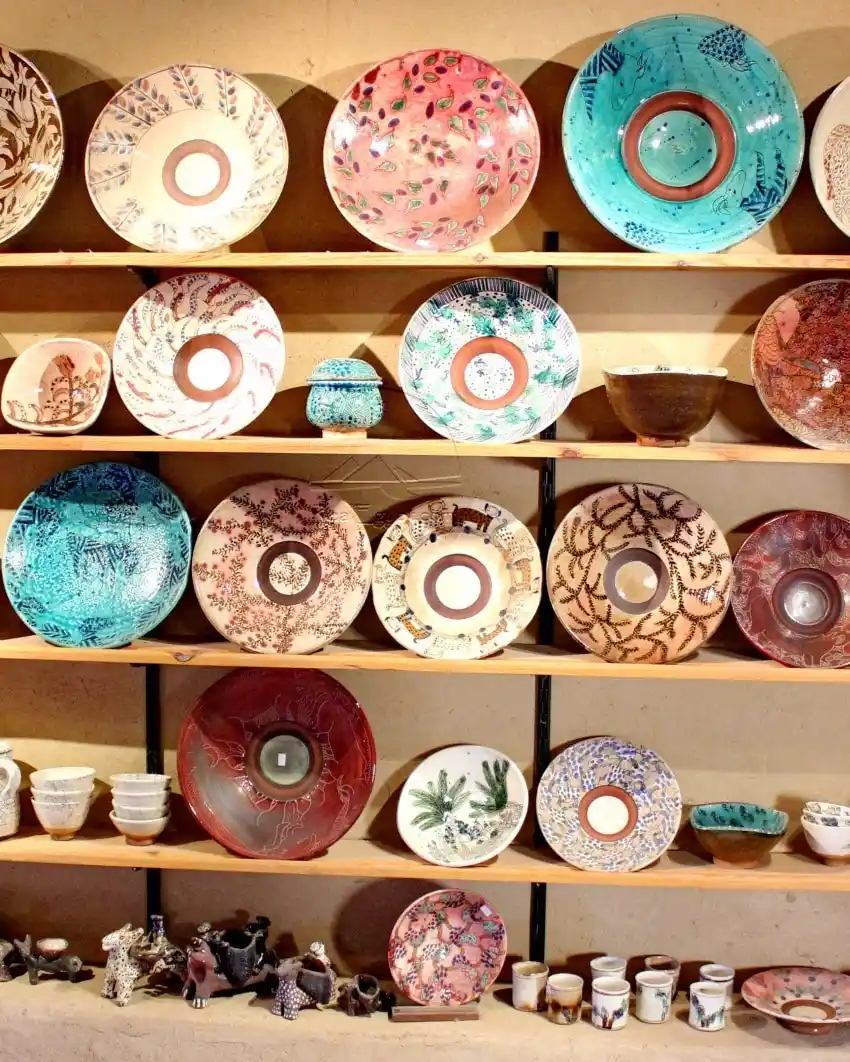 Assiettes en céramique colorées et peintes à la main du village de Tunis