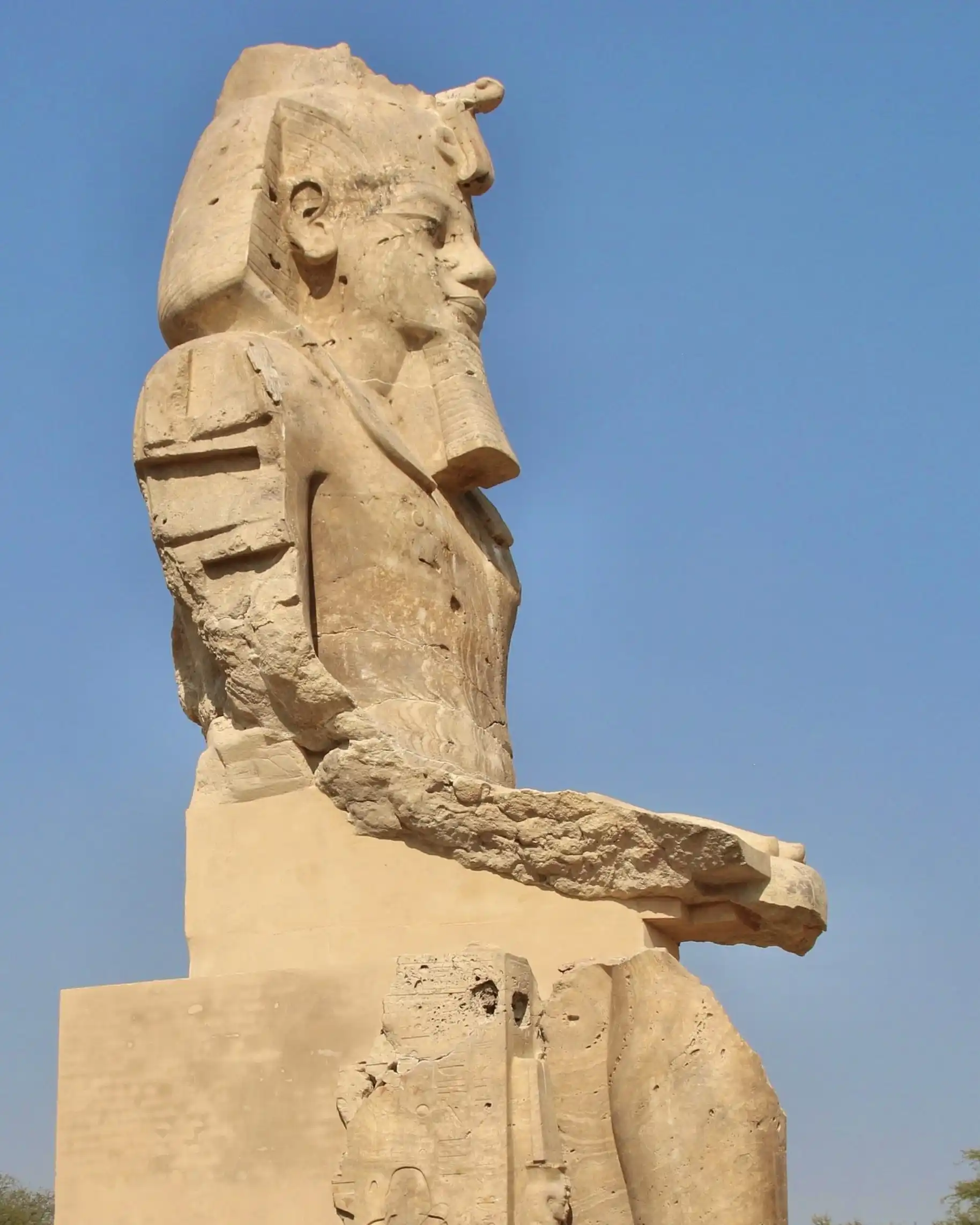Un bas-relief en grès sculpté de figures pharaoniques et de hiéroglyphes au temple de Kom Ombo