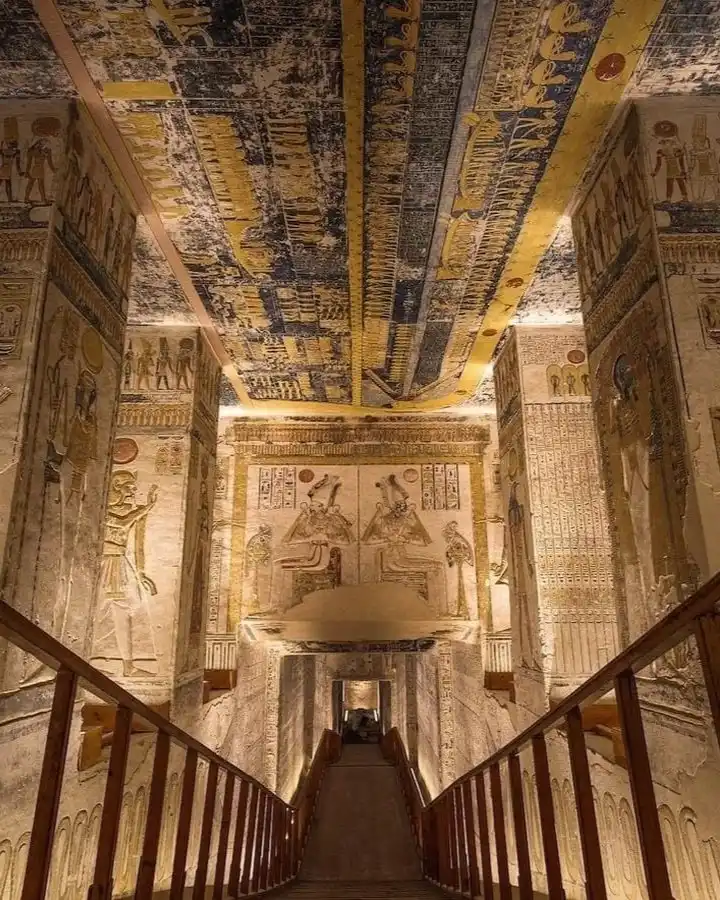 Le couloir intérieur du tombeau de Ramsès V et Ramsès VI, situé dans la Vallée des Rois