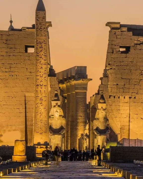 Le grand pylône d'entrée du temple de Louxor illuminé