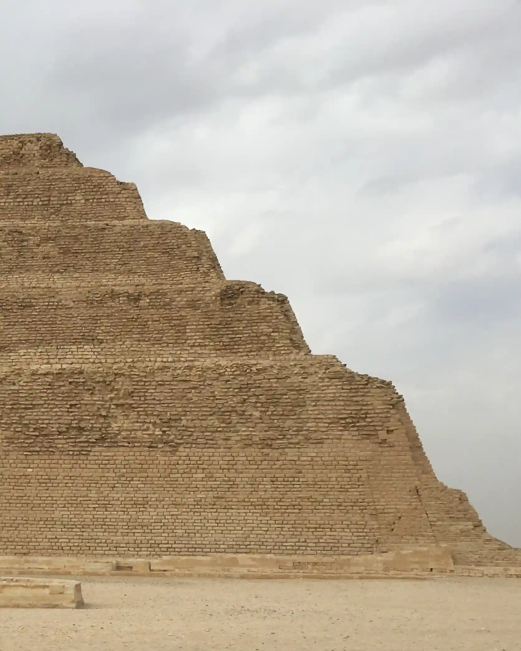 L'ancienne pyramide à degrés de Djéser dans la nécropole de Saqqara