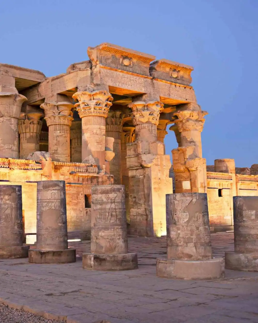 Colonnes de pierre antiques et chapiteaux finement ouvragés du temple de Kom Ombo