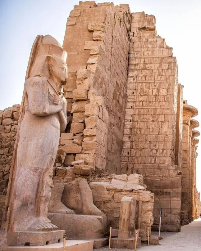 Une statue colossale en pierre dressée du pharaon Ramsès II