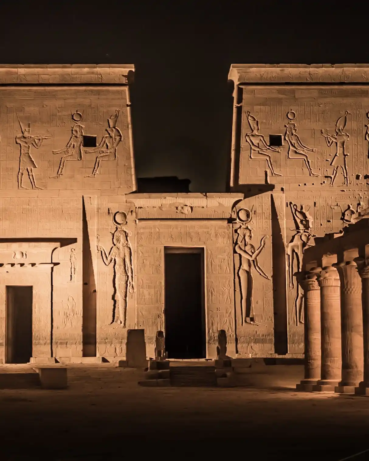 La grande façade en pierre du temple de Philae