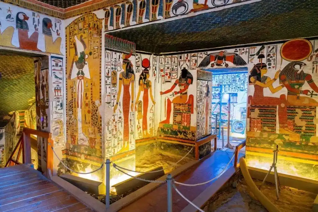 Intérieur du tombeau de Néfertari