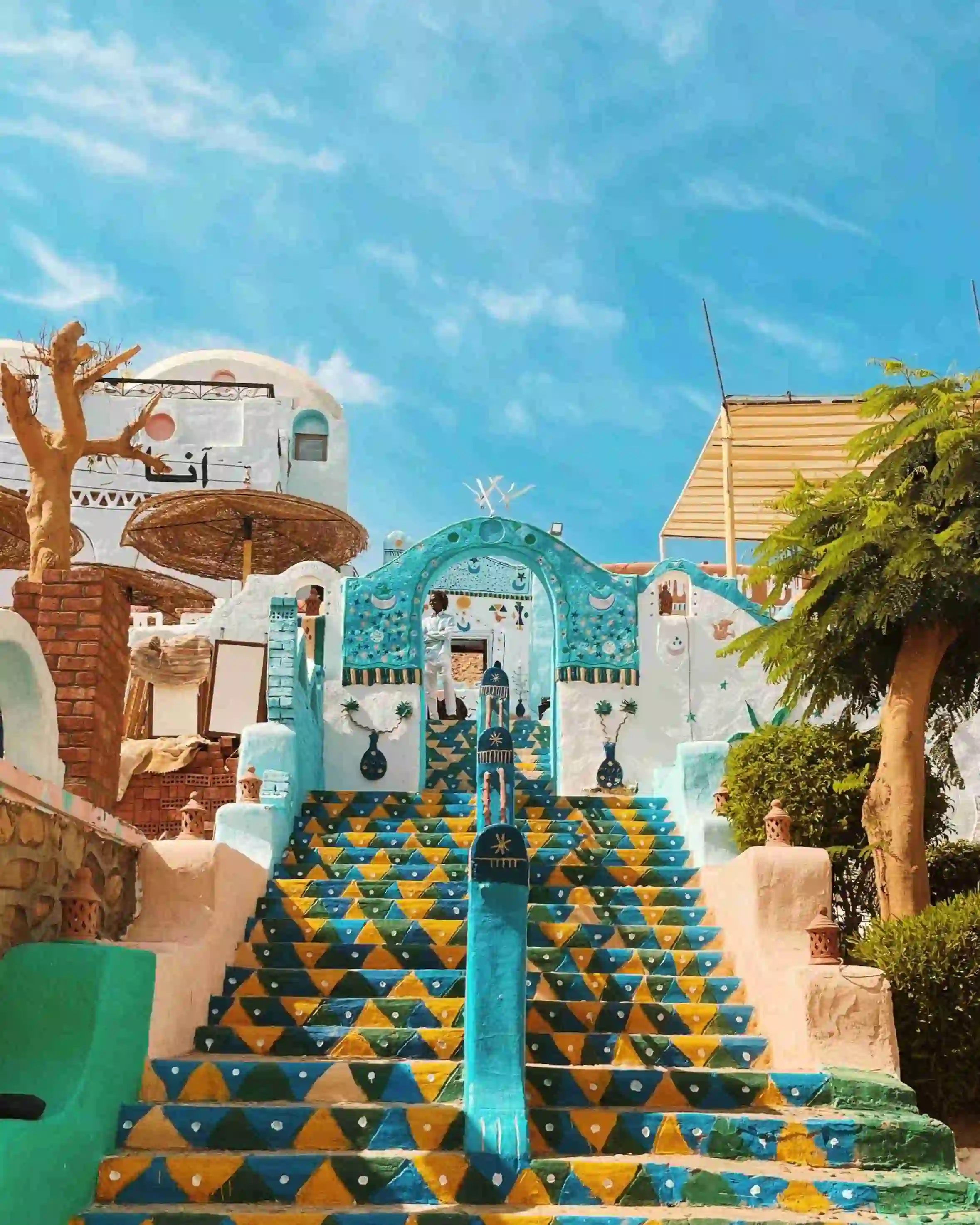 Escalier coloré orné de motifs géométriques dans un village nubien traditionnel